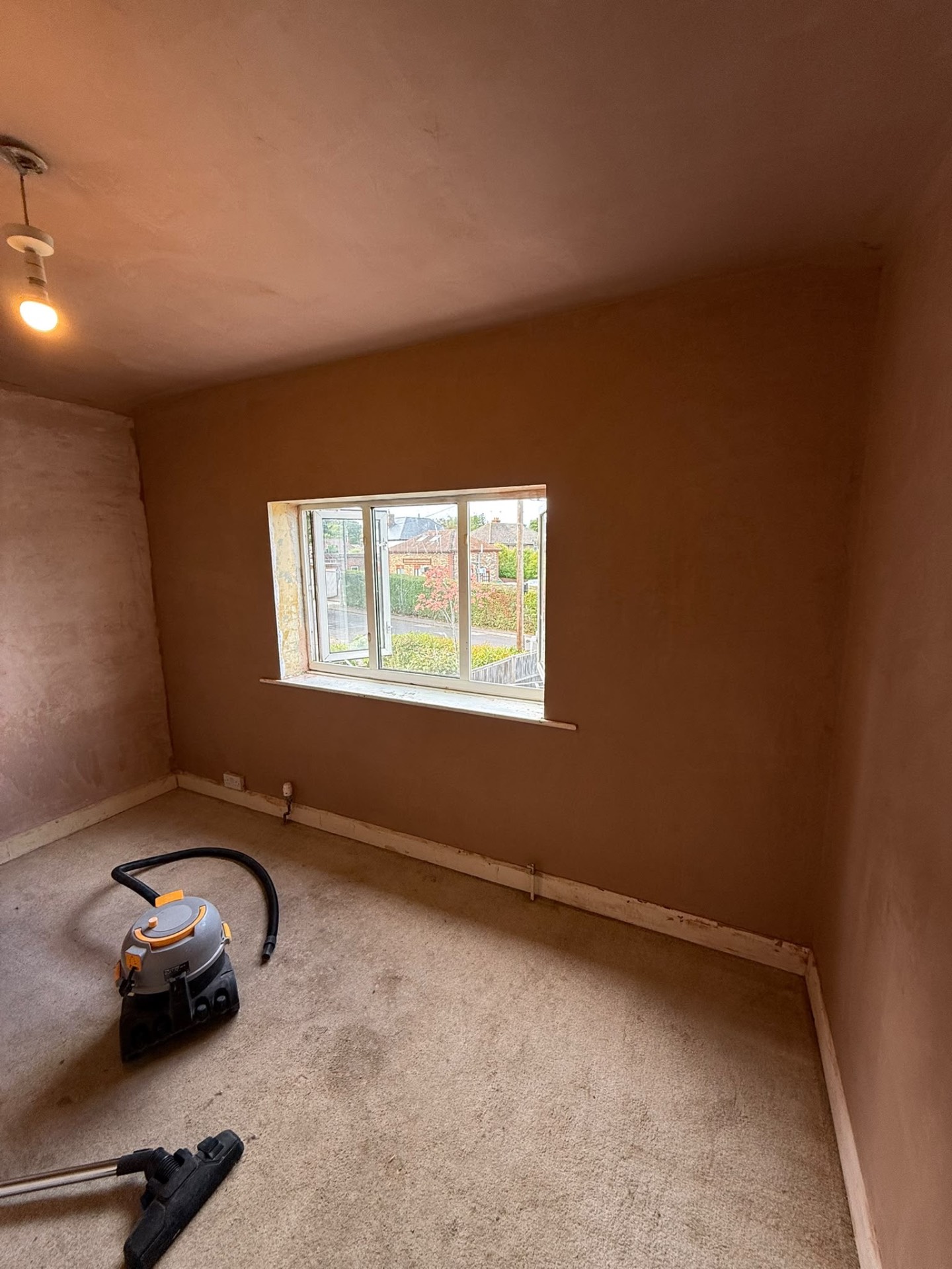 Bedroom with freshly plastered walls and ceiling drying evenly